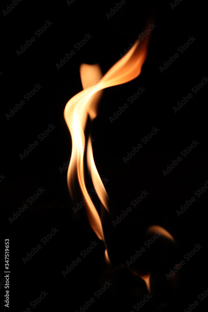 Lama de fuego sobre fondo negro Lama de fuego sobre fondo negro