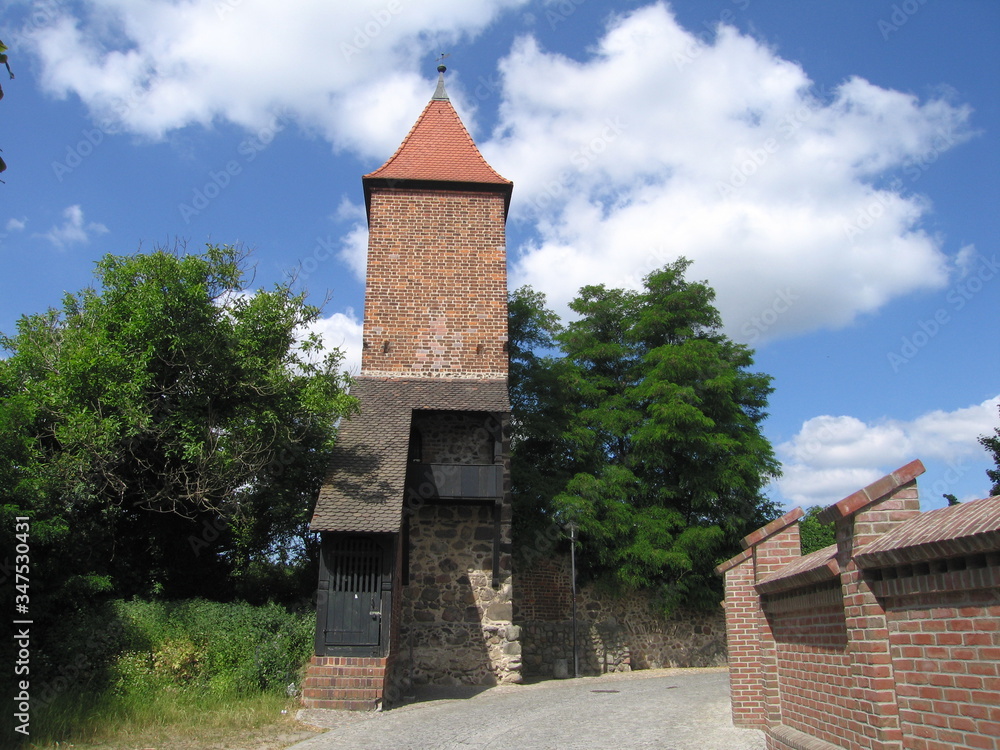 Fototapeta premium Wachturm Stadtmauer Jüterbog historische Architektur
