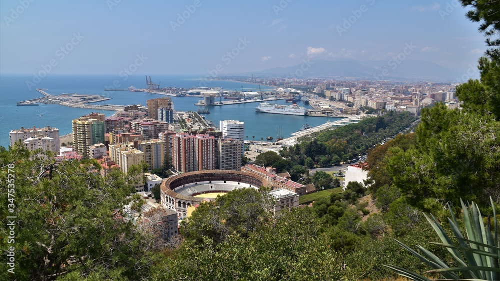 Vista general de Málaga con la plaza de toros y el puerto