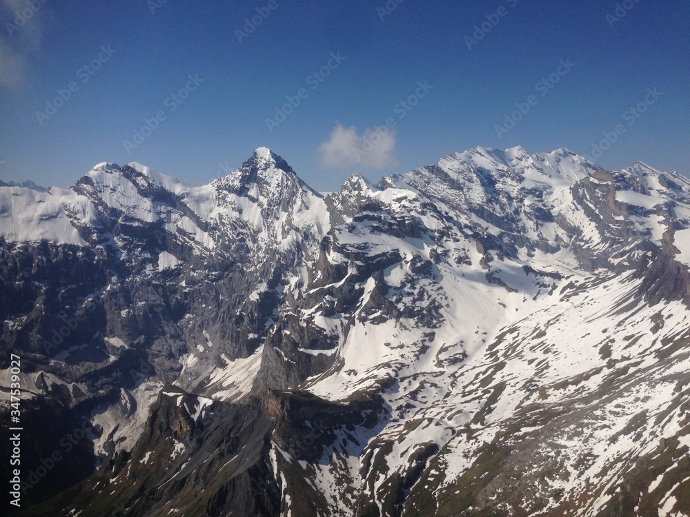 Schneebedeckte Berggipfel in den zentralschweizer Alpen 2015