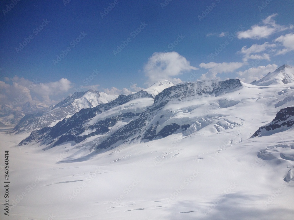 Fototapeta premium Auf dem schneebedeckten Gipfel des Jungfrau Jochs im Berner Oberland in der Schweiz 2015