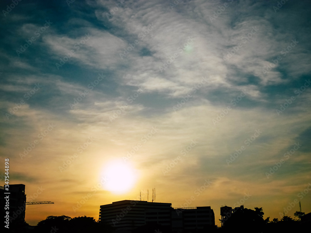 Fototapeta premium The sun is going down but it's beautiful