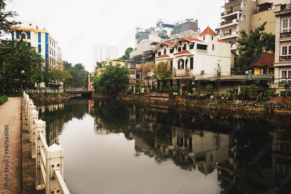 Obraz premium Traditional vietnamese houses and reflection in Hanoi, Vietnam