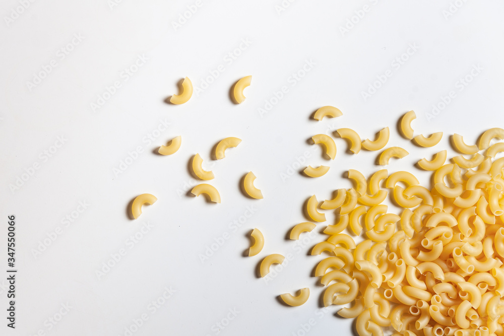 Obraz premium macaroni scattered on the table