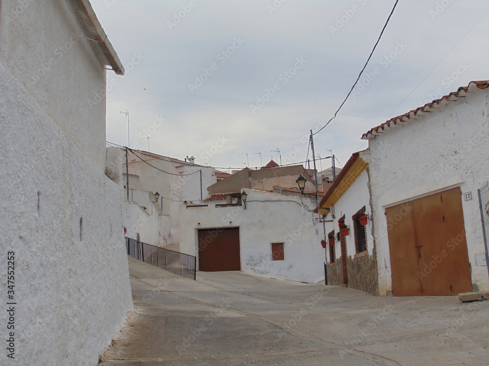 Vistas de las calles de Alcudia de Monteagud y su famoso Atalayón, en Almería