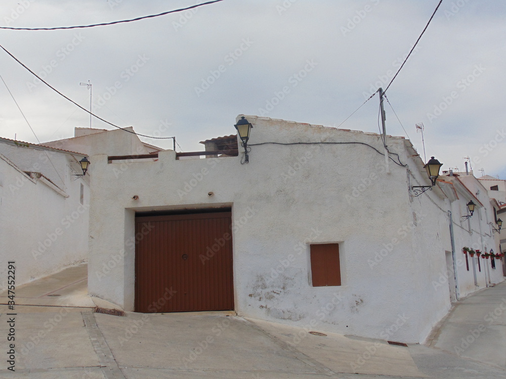 Vistas de las calles de Alcudia de Monteagud y su famoso Atalayón, en Almería