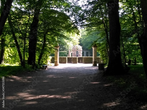 Fototapeta Naklejka Na Ścianę i Meble -  Fontaine dans le parc