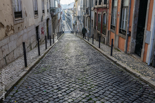 Fototapeta Naklejka Na Ścianę i Meble -  Alleyway in the old town of Lisbon, Portugal