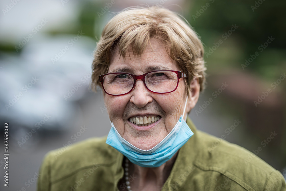 Seniorin mit Maske, Seniorin mit Maske,