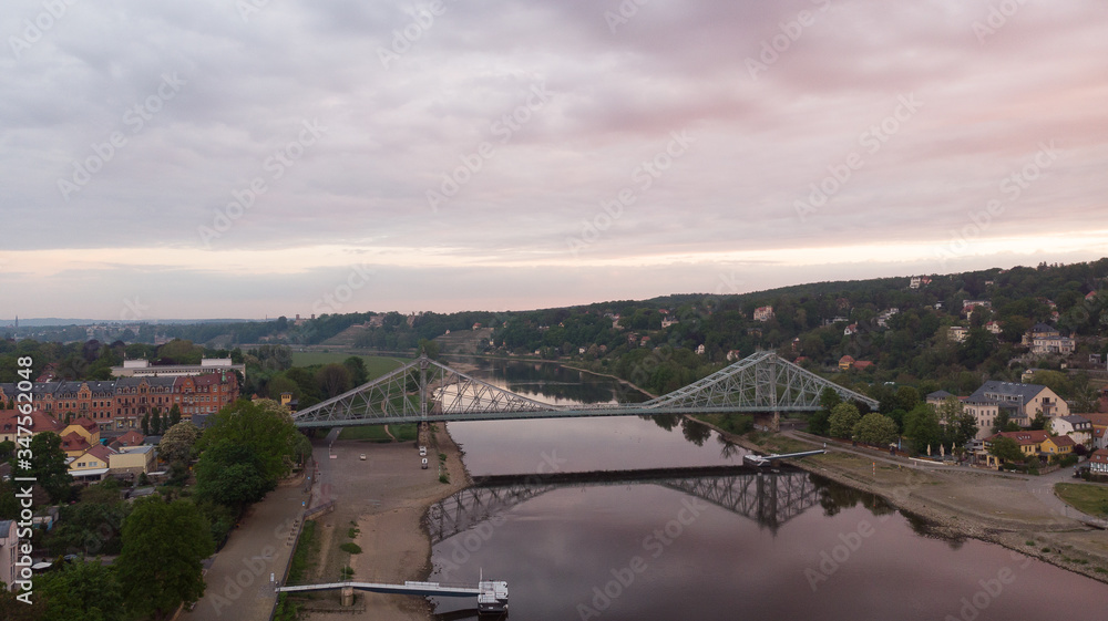 Fototapeta premium ver valley with fronatl bridge view