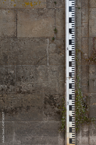 flood scale with stone backround © daniel