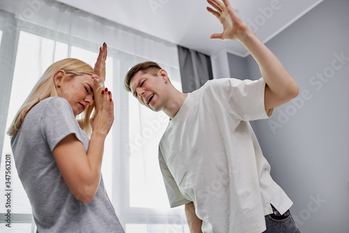 Fotografie physical abuse, desperate wife suffers her tyrant husband at home, strong man be