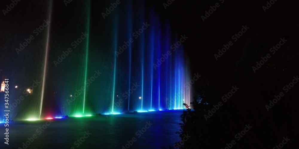 Espectáculo de luces  por la noche, chorros de agua coloridos , show de fuentes de luz