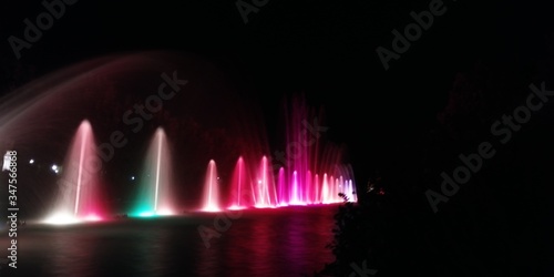 Espectáculo de luces por la noche, chorros de agua coloridos , show de fuentes de luz