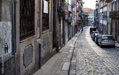 Callejuela empedrada de Oporto en Portugal con una pintada en la pared de una pareja de enamorados