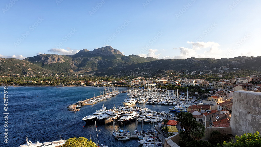 Le port de Calvi pris de la citadelle (Corse)