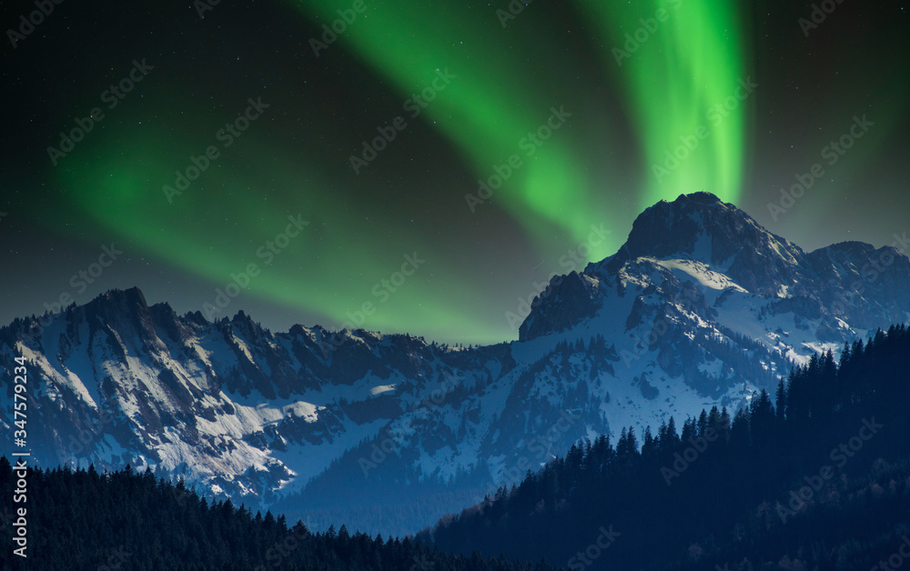 Polarlichter mit Berglandschaft