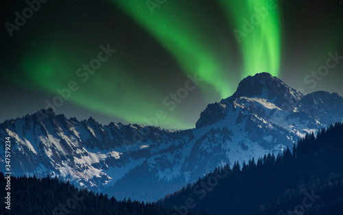 Polarlichter mit Berglandschaft photo