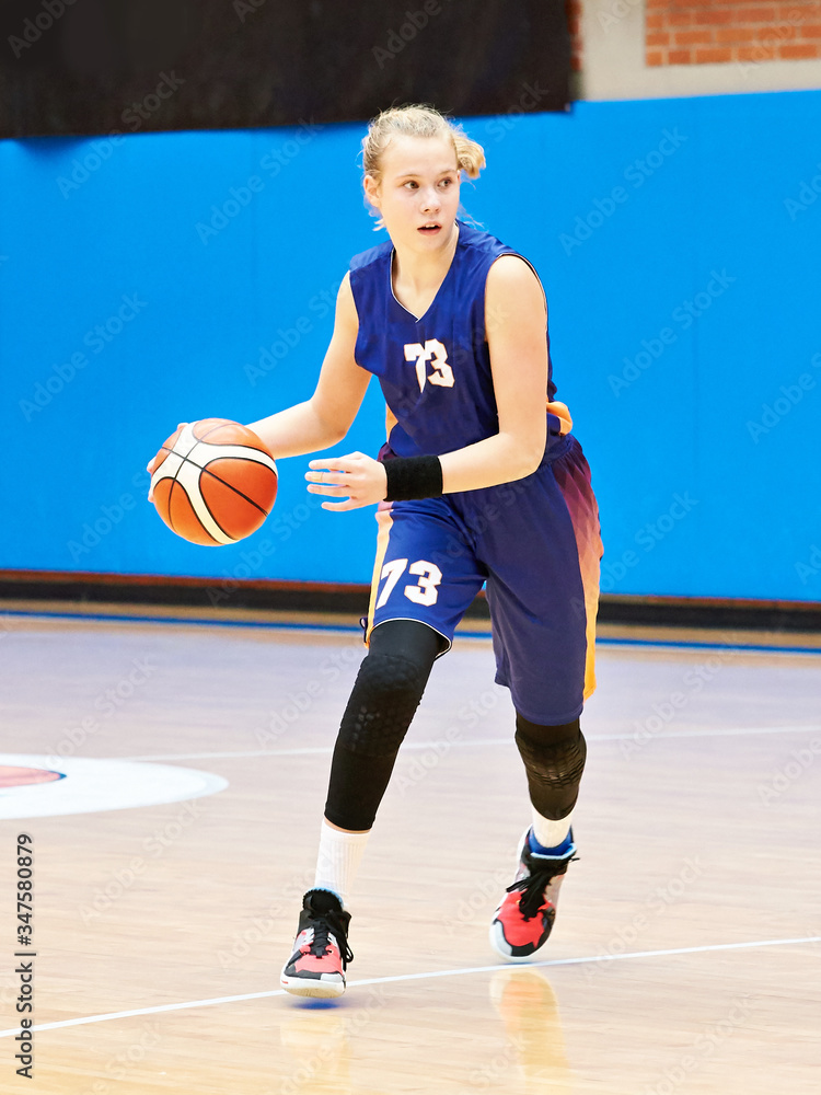 Fototapeta premium Girl play basketball
