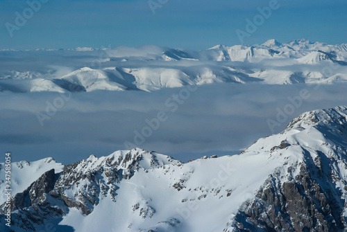 Panorámica aérea de la cordillera Cantábrica nevada en el mes de enero