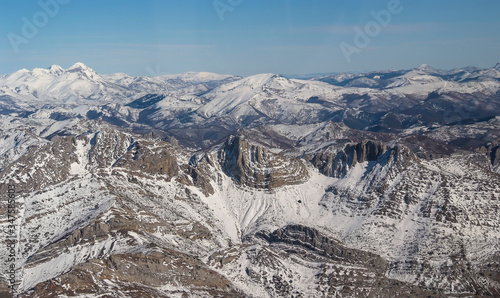 Panorámica aérea de la cordillera Cantábrica nevada en el mes de enero