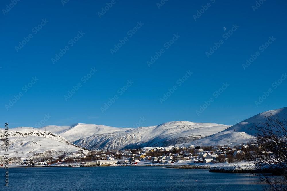 Arktyczna wioska zimą - Ersfjordbotn w Norwegii. 