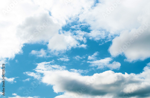 Foto snow-white clouds and blue sky