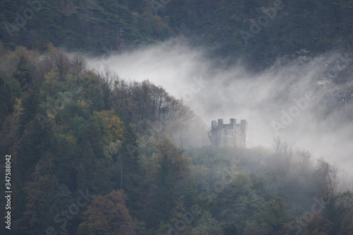 Nebbia copre la torre medievale