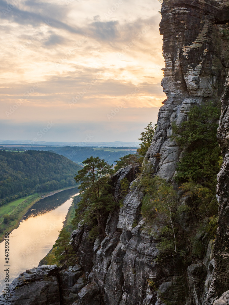 Aussicht vom Bastei-Felsen in der Sächsischen Schweiz auf die Elbe bei Sonnenuntergang