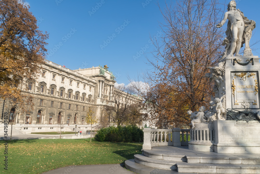 Naklejka premium Statue of famous composer Wolfgang Amadeus Mozart in the Burggarten, Vienna, Austria