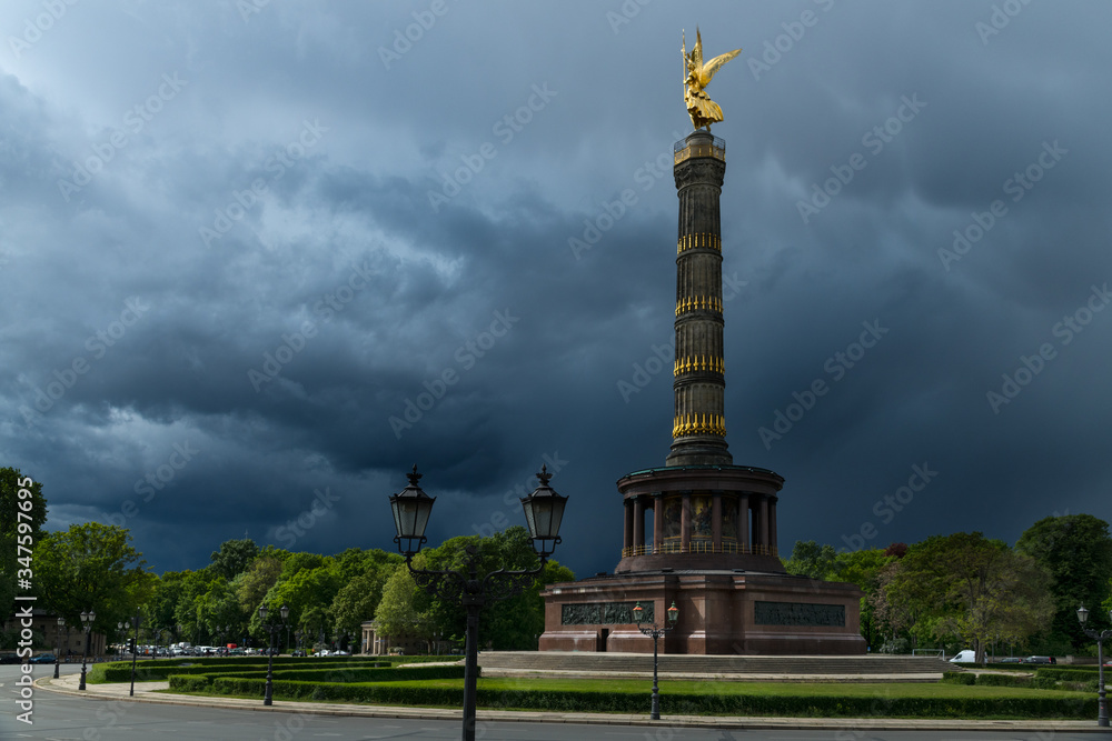 Obraz premium Siegessäule Berlin, Gewitterhimmel, Deutschland
