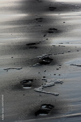 Foto Close-up Of Footprints On Wet Sand At Beach