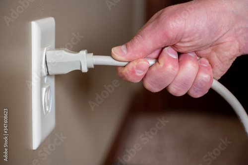 Εκτύπωση καμβά Demonstrating incorrect method of pulling power cord from electrical outlet