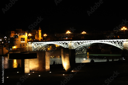 Puente de Triana en Sevilla por la noche