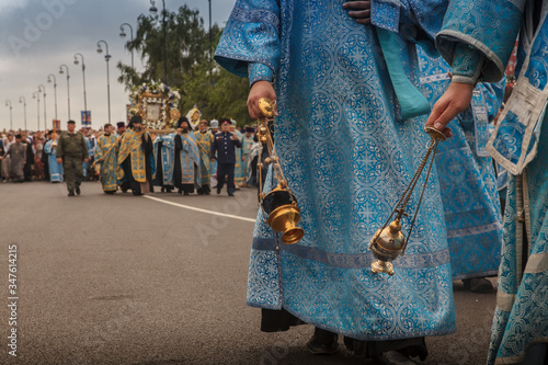 крестный ход Казань Казанская икона, кадило, священники, епископы, облачения,
procession of Kazan Kazan icon, censer, priests, bishops, vestments,