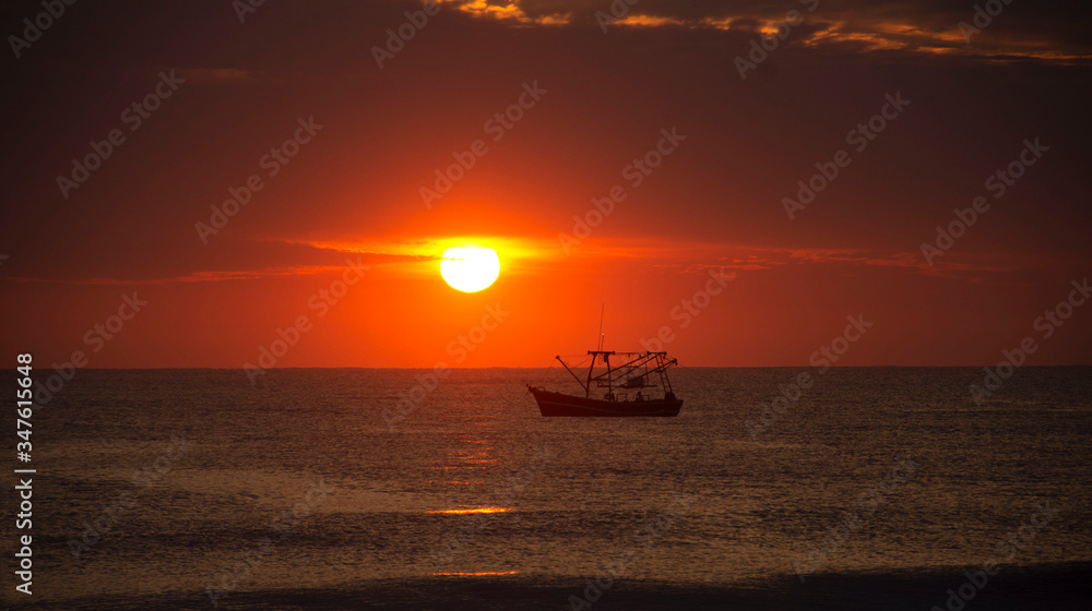 Obraz premium The sun in boat