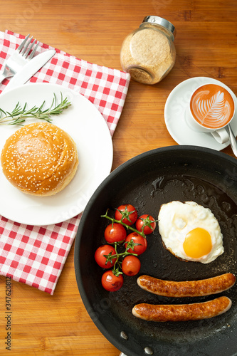 Obraz na płótnie overhead shot of fried breakfast American sausage egg tomatoes roll coffee quick tasty first healthy big portion w salonie