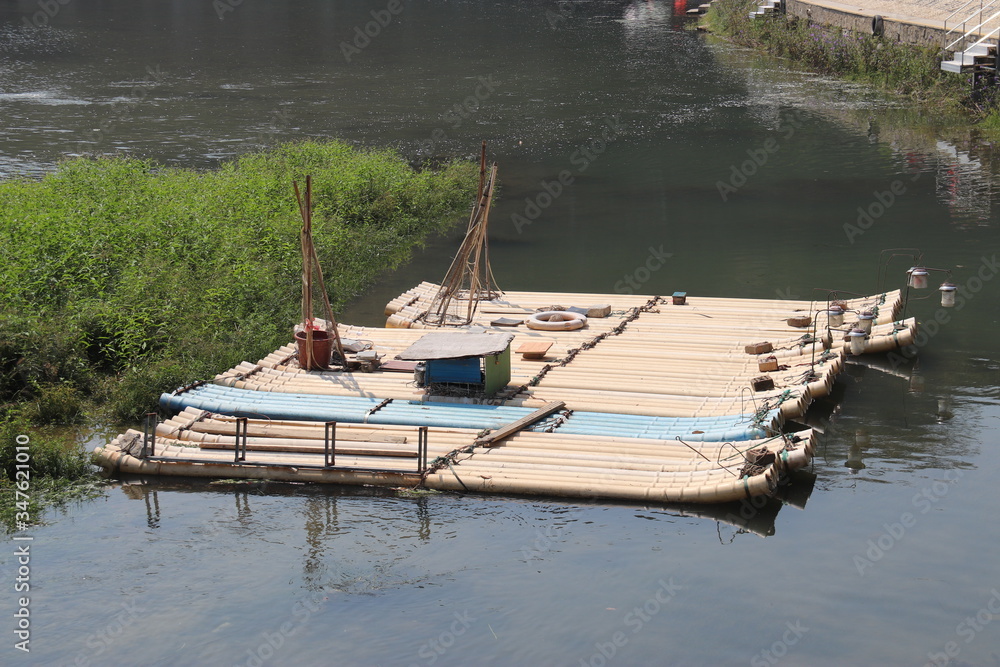 Bateau en bambous sur la rivière Li à Guilin, Chine