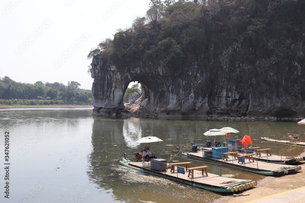 Naklejka premium Bateau en bambous sur la rivière Li à Guilin, Chine