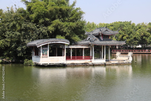 Pavillon sur un lac à Guilin, Chine 