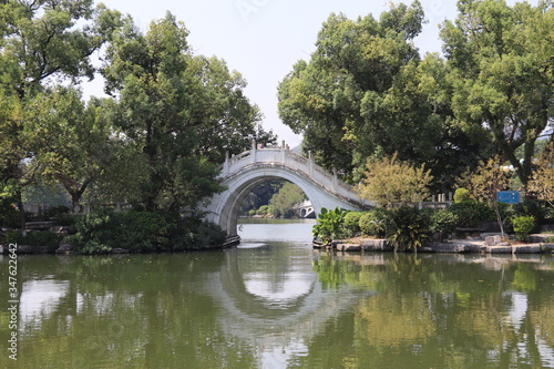 Pont traditionnel sur un lac à Guilin, Chine