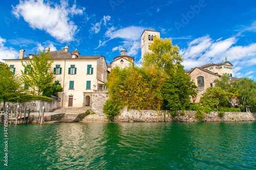 Vista degli edifici dell'Isola di San Giulio nel lago d'Orta, dal pelo dell'acqua, Piemonte, Italia