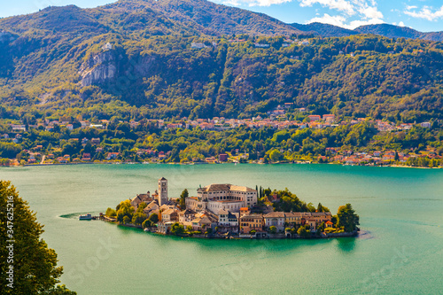 Vista dall'alto della meravigliosa isola di San Giulio nel Lago d'Orta, Piemonte, Italia