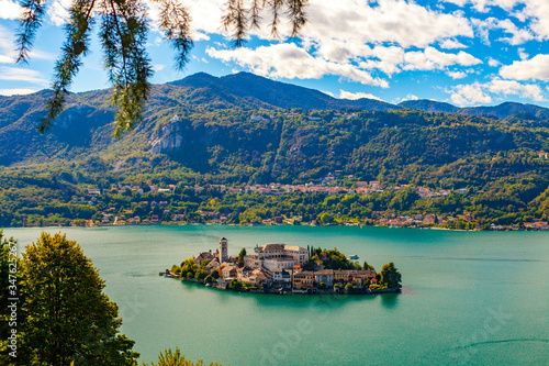 Vista dall'alto della meravigliosa isola di San Giulio nel Lago d'Orta, Piemonte, Italia