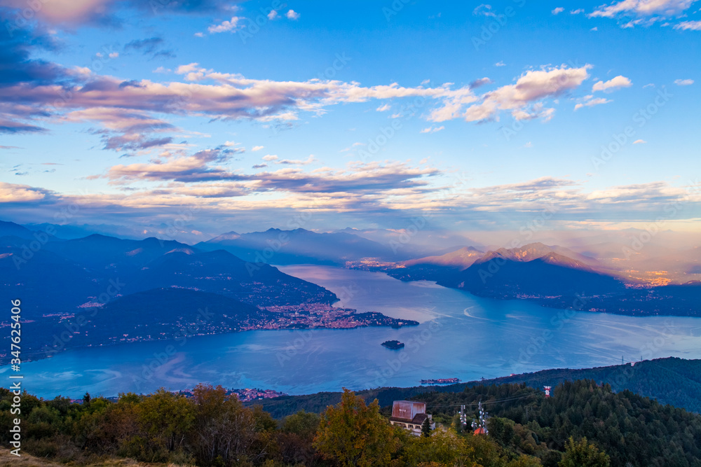 Meraviglioso panorama del lago maggiore dal Monte Mottarone al tramonto, Piemonte, Italia
