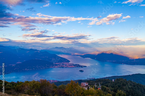 Meraviglioso panorama del lago maggiore dal Monte Mottarone al tramonto  Piemonte  Italia
