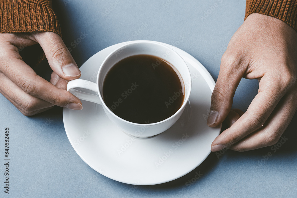 コーヒーを飲む人