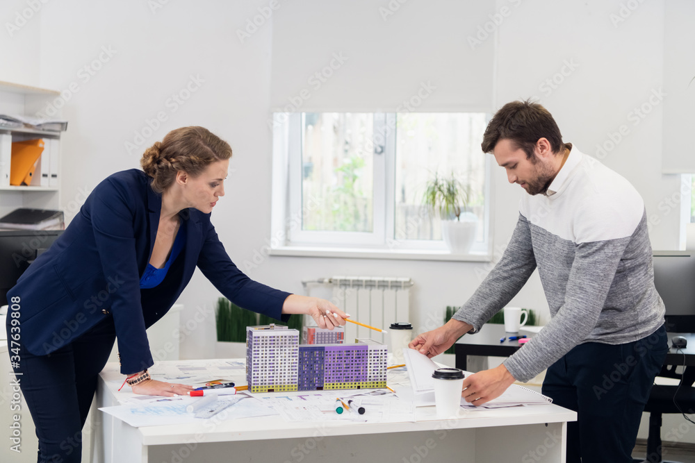 Obraz premium A team of engineers brainstorming ideas about their project