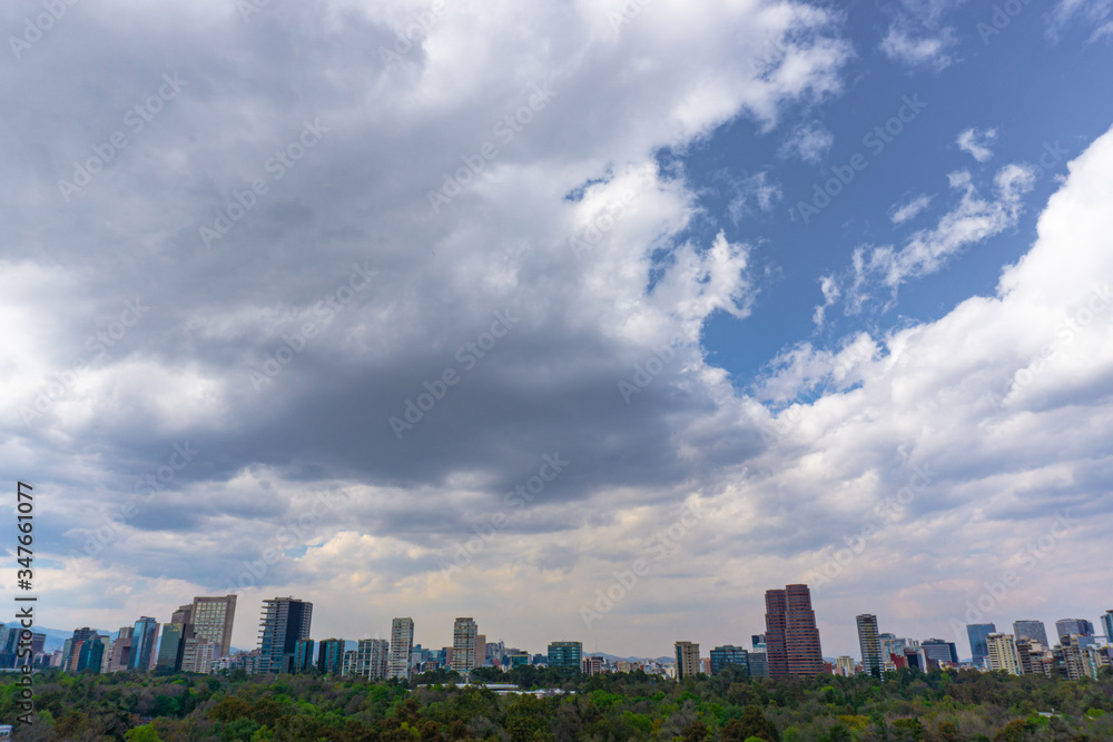 Fototapeta premium Nubes de ciudad