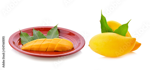 Fototapeta Naklejka Na Ścianę i Meble -  Ripe mango on white background